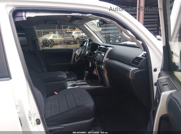 JTEZU5JR5H5164666 2017 TOYOTA 4RUNNER Белый Вид салона спереди