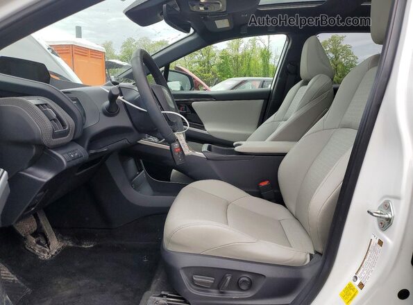 JTMABACA9RA070063 2024 TOYOTA BZ4X White Вид салону спереду