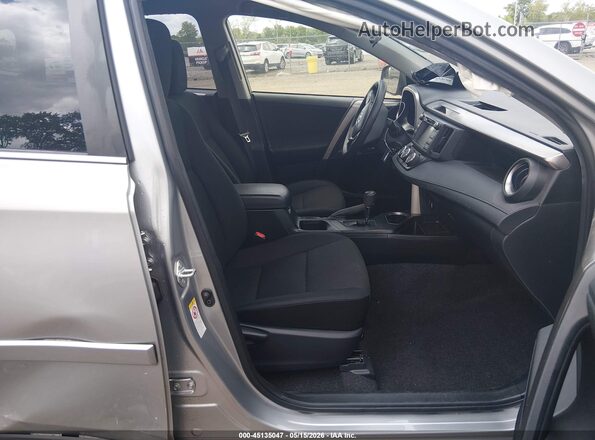JTMBFREV2JJ202060 2018 TOYOTA RAV4 Silver Front interior view
