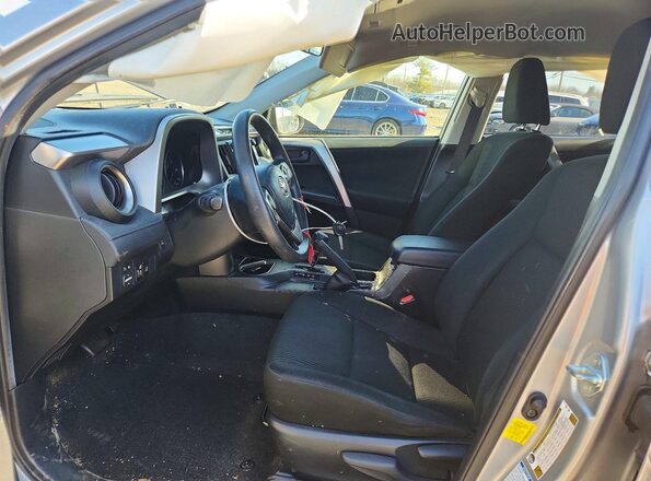 JTMBFREV6JJ196201 2018 TOYOTA LE Silver Widok wnętrza z przodu