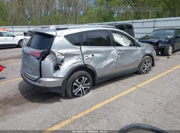 JTMBFREV9JJ218112 2018 TOYOTA LE Silver Trasero derecho