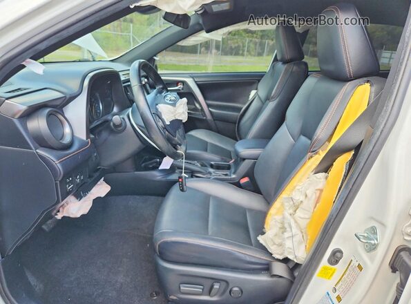 JTMJJREV9JD155182 2018 TOYOTA RAV4 White 