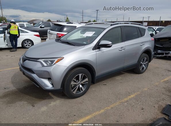 JTMRFREV9JJ196370 2018 TOYOTA LE Silver Vista tres cuartos delantera izquierda