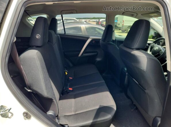 JTMZFREV8JJ747646 2018 TOYOTA RAV4 White 
