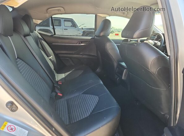 JTNB11HK3J3039369 2018 TOYOTA CAMRY Silver Widok tylnych siedzeń