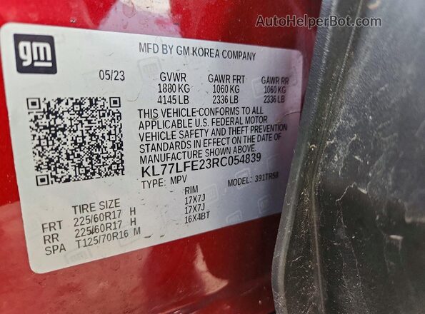 KL77LFE23RC054839 2024 CHEVROLET TRAX Burgundy Widok naklejki z numerem VIN