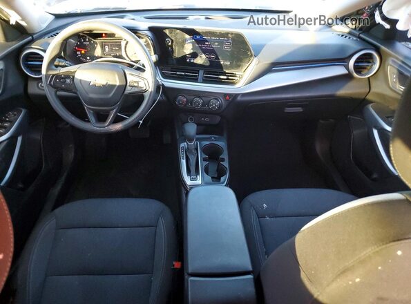 KL77LFE23RC135887 2024 CHEVROLET TRAX Черный Вид панели приборов