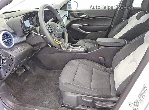 KL77LFEP1SC183874 2025 CHEVROLET TRAX White Widok wnętrza z przodu