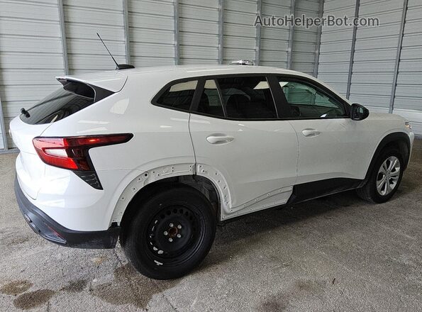 KL77LFEP1SC183874 2025 CHEVROLET TRAX White Widok wnętrza 360 stopni