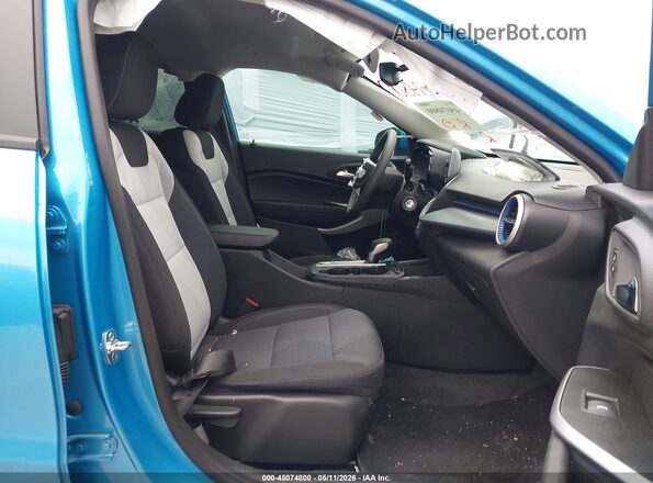 KL77LFEP8TC013447 2026 CHEVROLET TRAX Blue წინა სალონის ხედი