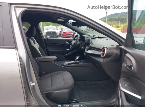 KL77LGE25RC205959 2024 CHEVROLET TRAX Gray Սալոնի դիմացի տեսք