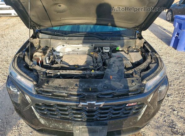 KL77LGE28RC208550 2024 CHEVROLET TRAX Black Widok komory silnika