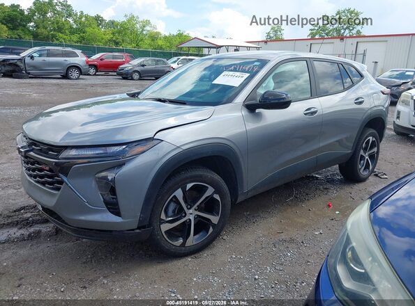 KL77LGE29RC100163 2024 CHEVROLET TRAX Silver Передня ліва чверть