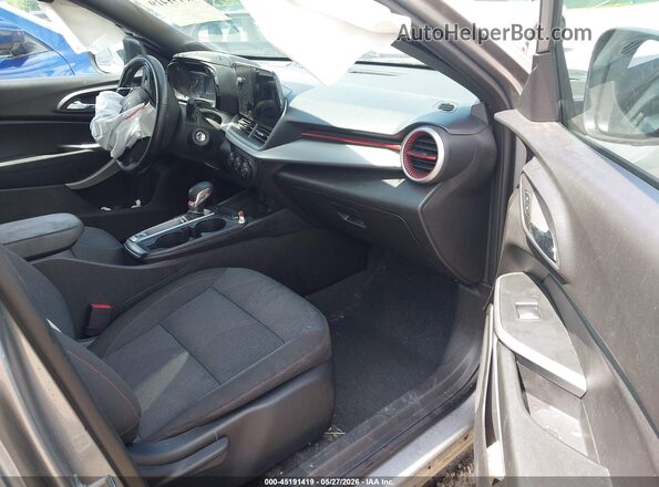 KL77LGE29RC100163 2024 CHEVROLET TRAX Silver Вид салону спереду