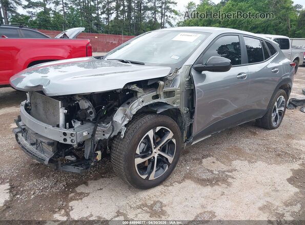KL77LGEP1SC289859 2025 CHEVROLET TRAX Silver Առջևի ձախ երեք քառորդ տեսարան