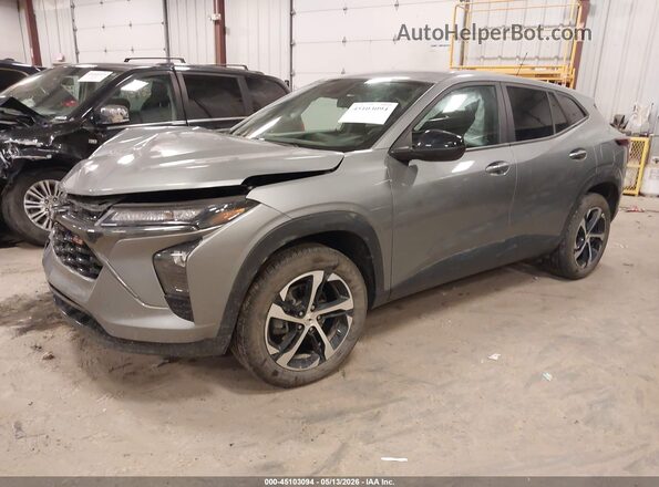 KL77LGEP6SC267064 2025 CHEVROLET TRAX Серебряный Передняя левая четверть