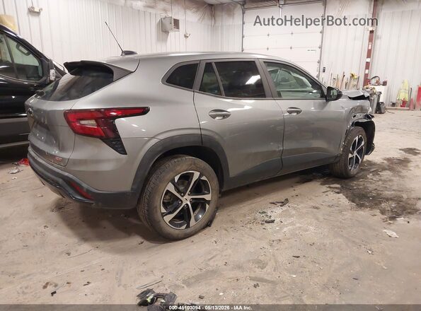 KL77LGEP6SC267064 2025 CHEVROLET TRAX Серебряный Задняя правая четверть