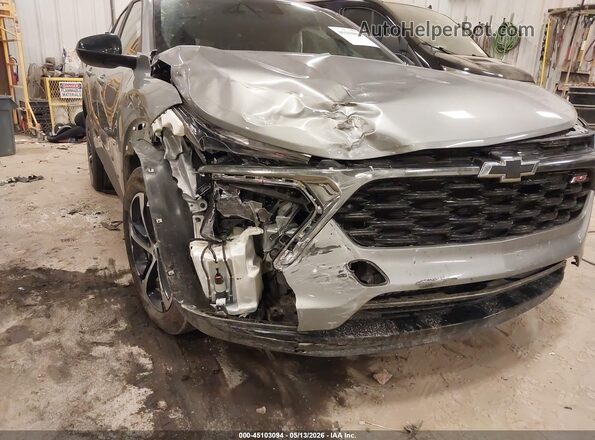 KL77LGEP6SC267064 2025 CHEVROLET TRAX Серебряный Вид спереди