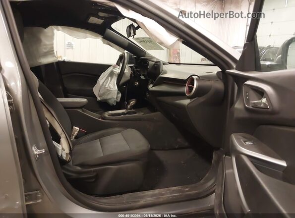 KL77LGEP6SC267064 2025 CHEVROLET TRAX Серебряный Вид салона спереди