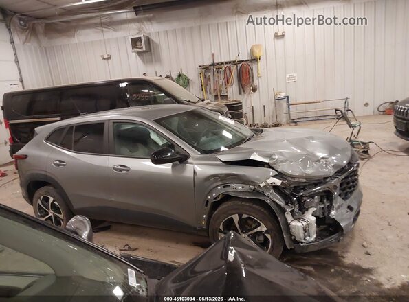 KL77LGEP6SC267064 2025 CHEVROLET TRAX Серебряный Вид задней части салона