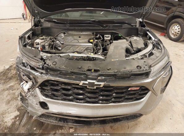 KL77LGEP6SC267064 2025 CHEVROLET TRAX Серебряный Вид сзади