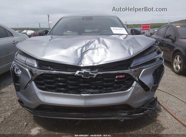 KL77LGEPXSC344485 2025 CHEVROLET TRAX Gray Դիմացի տեսք
