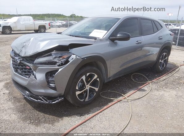 KL77LGEPXSC344485 2025 CHEVROLET TRAX Gray Առջևի ձախ երեք քառորդ տեսարան