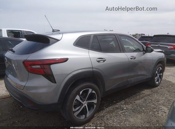 KL77LGEPXSC344485 2025 CHEVROLET TRAX Gray Սալոնի հետևի տեսք