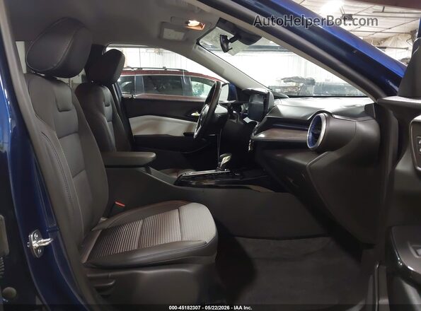 KL77LHE21RC090895 2024 CHEVROLET TRAX Blue Вид салону спереду