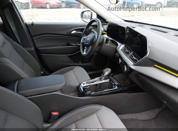 KL77LHE26RC000902 2024 CHEVROLET TRAX White Vista interior delantera