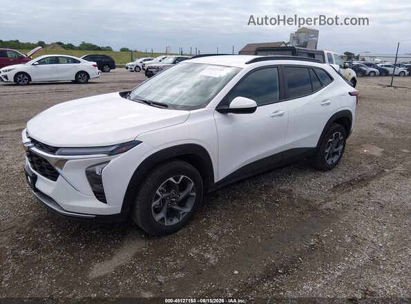 KL77LHE26RC000902 2024 CHEVROLET TRAX White Vista tres cuartos delantera izquierda