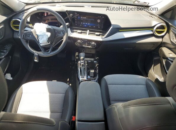 KL77LHE27RC008586 2024 CHEVROLET TRAX Silver 