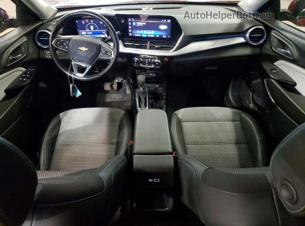 KL77LHE28RC038552 2024 CHEVROLET TRAX Red Առջևի վահանակի տեսք