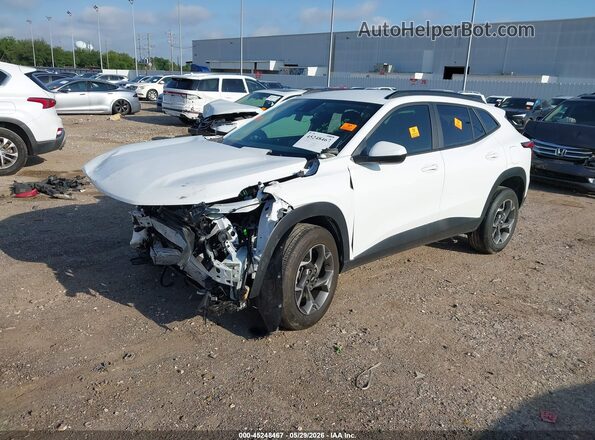 KL77LHEP1SC122309 2025 CHEVROLET TRAX White წინა მარცხენა ხედი სამი მეოთხედიდან