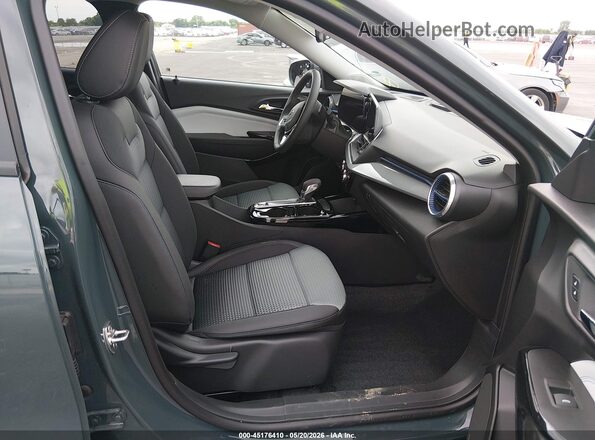 KL77LHEP1TC143887 2026 CHEVROLET TRAX Green Widok wnętrza z przodu