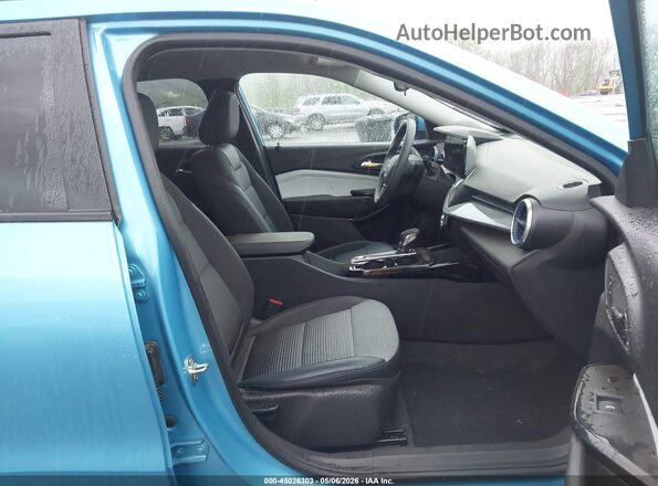 KL77LHEP3SC263236 2025 CHEVROLET TRAX Light Blue Вид салона спереди