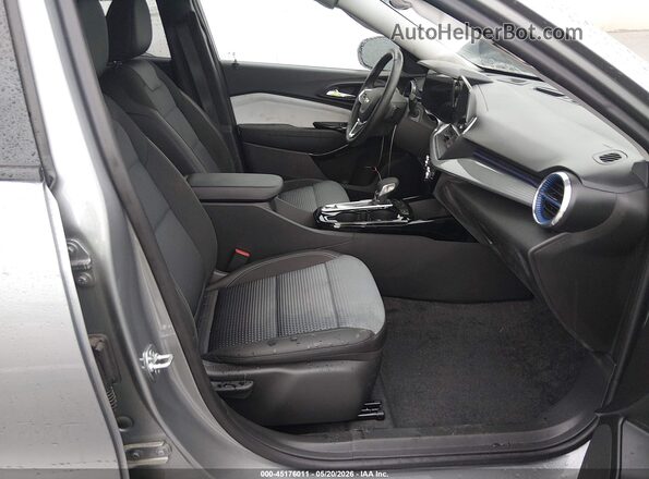 KL77LHEP6SC220008 2025 CHEVROLET TRAX Серый Вид салона спереди