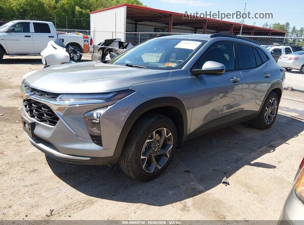 KL77LHEP7TC059248 2026 CHEVROLET TRAX Gray წინა მარცხენა ხედი სამი მეოთხედიდან