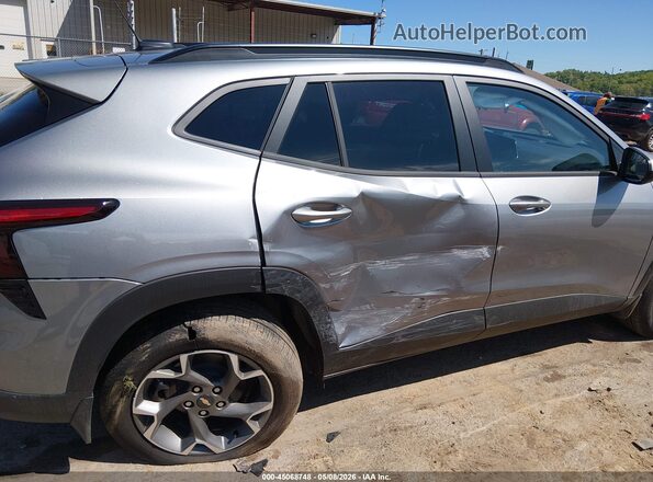 KL77LHEP7TC059248 2026 CHEVROLET TRAX Gray წინა ხედი