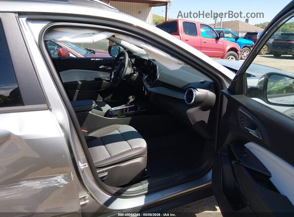 KL77LHEP7TC059248 2026 CHEVROLET TRAX Gray წინა სალონის ხედი