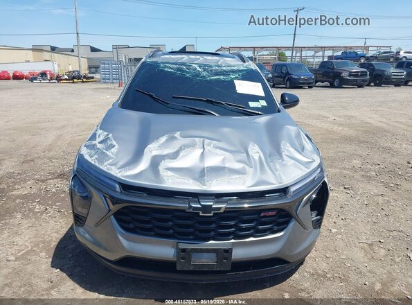 KL77LJE21RC196240 2024 CHEVROLET TRAX Серебряный Вид задней части салона
