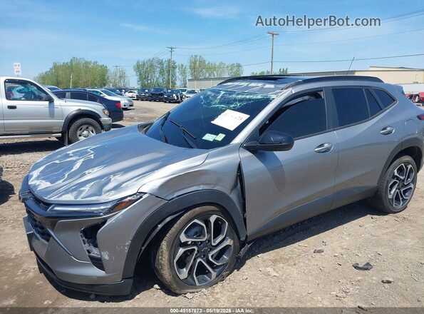 KL77LJE21RC196240 2024 CHEVROLET TRAX Серебряный Вид спереди