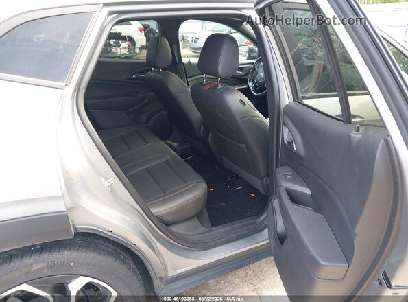 KL77LJE23RC011685 2024 CHEVROLET TRAX Gray Widok naklejki z numerem VIN