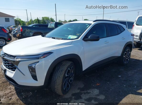 KL77LJE26RC114874 2024 CHEVROLET TRAX White წინა მარცხენა ხედი სამი მეოთხედიდან