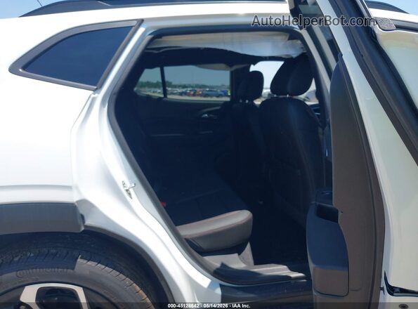 KL77LJEP1SC327281 2025 CHEVROLET TRAX White VIN sticker view