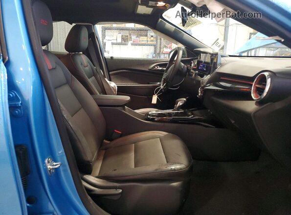 KL77LJEP3SC323720 2025 CHEVROLET TRAX Turquoise Widok wnętrza z przodu