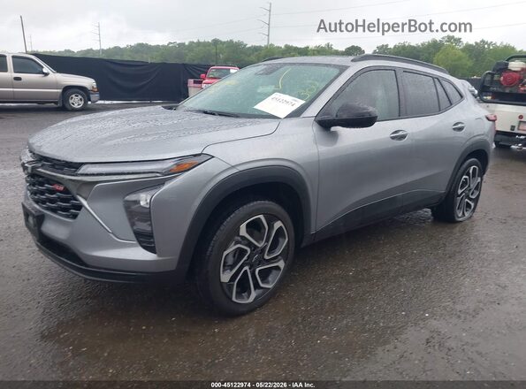 KL77LJEP4SC330580 2025 CHEVROLET TRAX Серебряный Передняя левая четверть