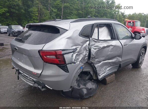 KL77LJEP4SC330580 2025 CHEVROLET TRAX Серебряный Вид спереди