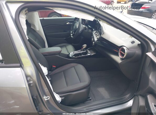 KL77LJEP4SC330580 2025 CHEVROLET TRAX Серебряный Вид салона спереди