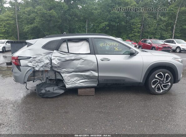 KL77LJEP4SC330580 2025 CHEVROLET TRAX Серебряный Вид задней части салона